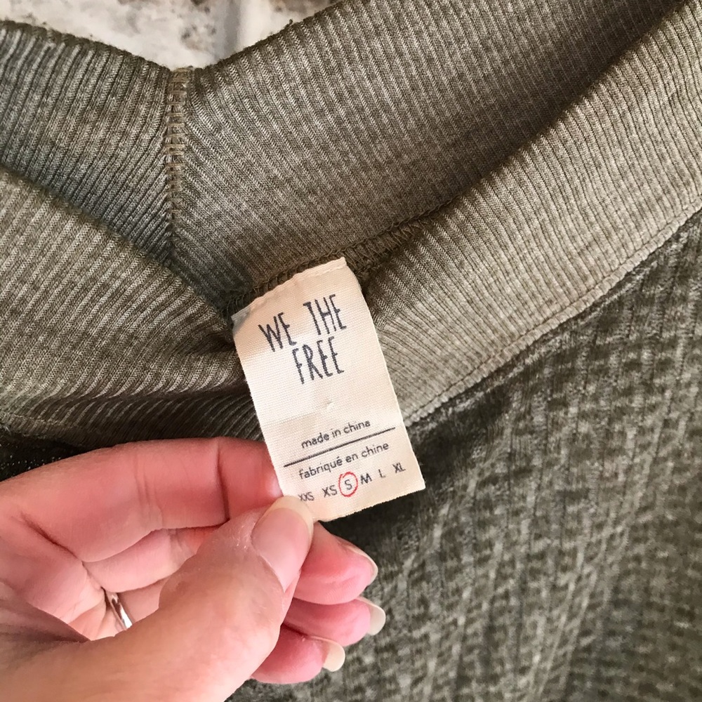 FREE PEOPLE oversized wide V-neck crop top - Picture 8 of 8